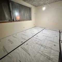 Pokój z podłogą wyłożoną materiałem izolacyjnym Sonotiz.