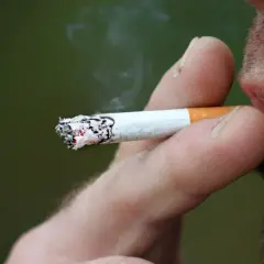 Palenie na balkonie: Legalne czy nie? Prawa i mandaty sąsiadów
