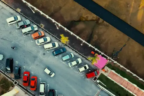Wynajem parkingu w Warszawie: Ile zapłacisz i jak znaleźć okazję?