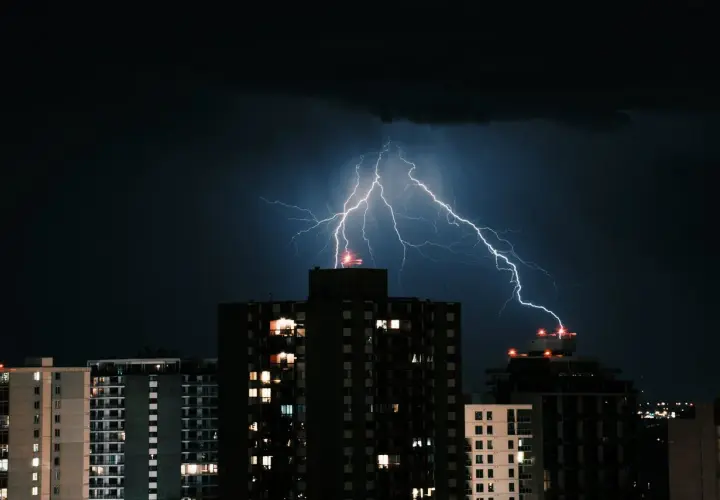 Czy piorun uderzy w blok? Jak chronić mieszkanie i elektronikę