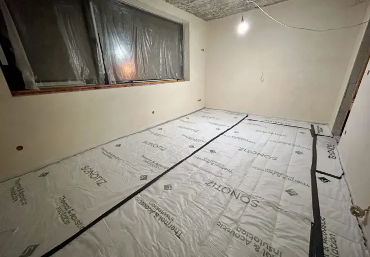 Pokój z podłogą wyłożoną materiałem izolacyjnym Sonotiz.