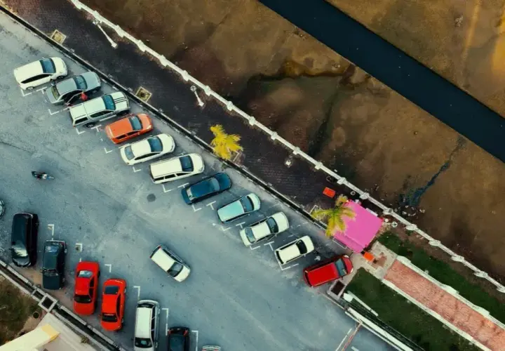 Wynajem parkingu w Warszawie: Ile zapłacisz i jak znaleźć okazję?