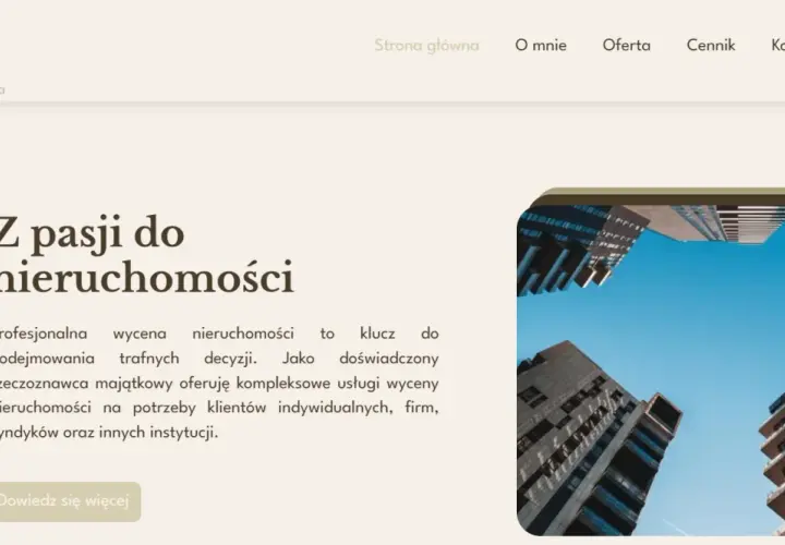 Widok z dołu na nowoczesne budynki biurowe na tle błękitnego nieba.