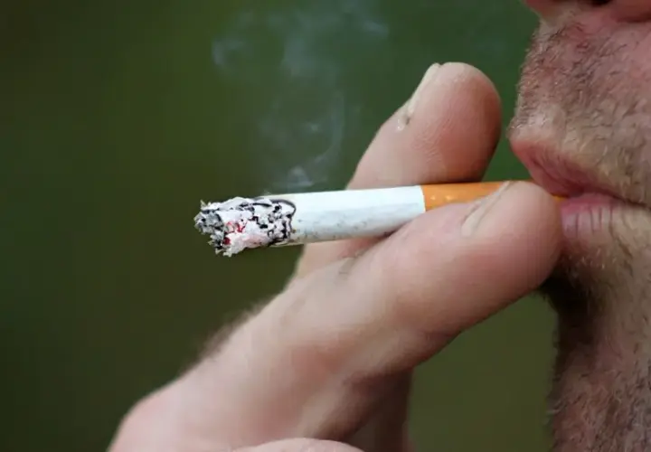 Palenie na balkonie: Legalne czy nie? Prawa i mandaty sąsiadów