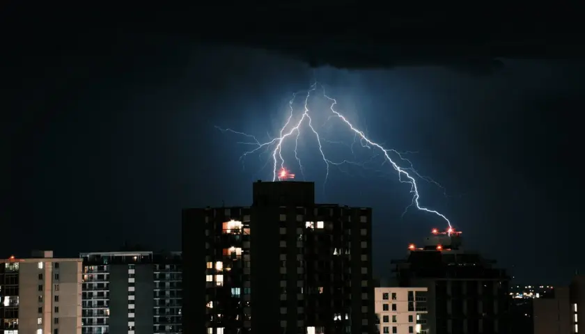 Czy piorun uderzy w blok? Jak chronić mieszkanie i elektronikę