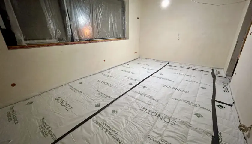 Pokój z podłogą wyłożoną materiałem izolacyjnym Sonotiz.