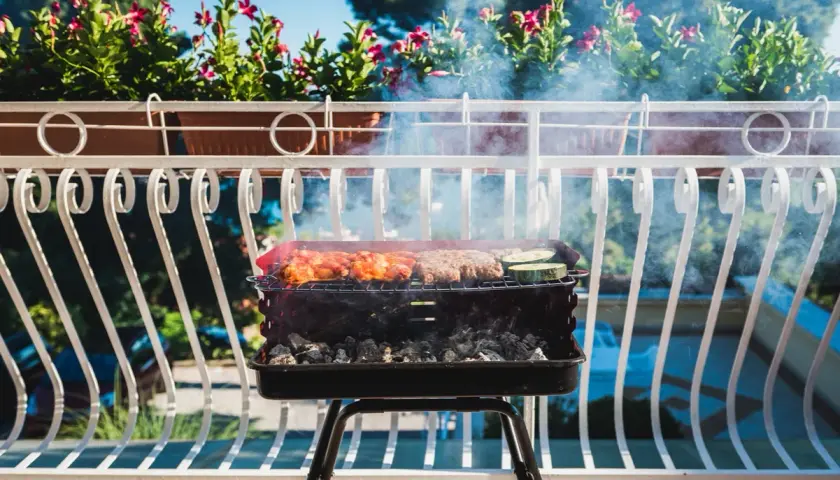 Grill w ogródku bloku? Poznaj przepisy i uniknij mandatu do 500 zł