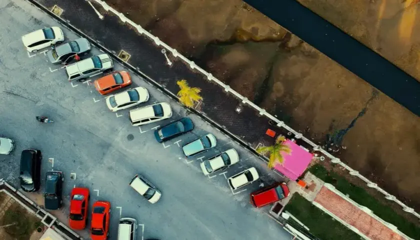 Wynajem parkingu w Warszawie: Ile zapłacisz i jak znaleźć okazję?