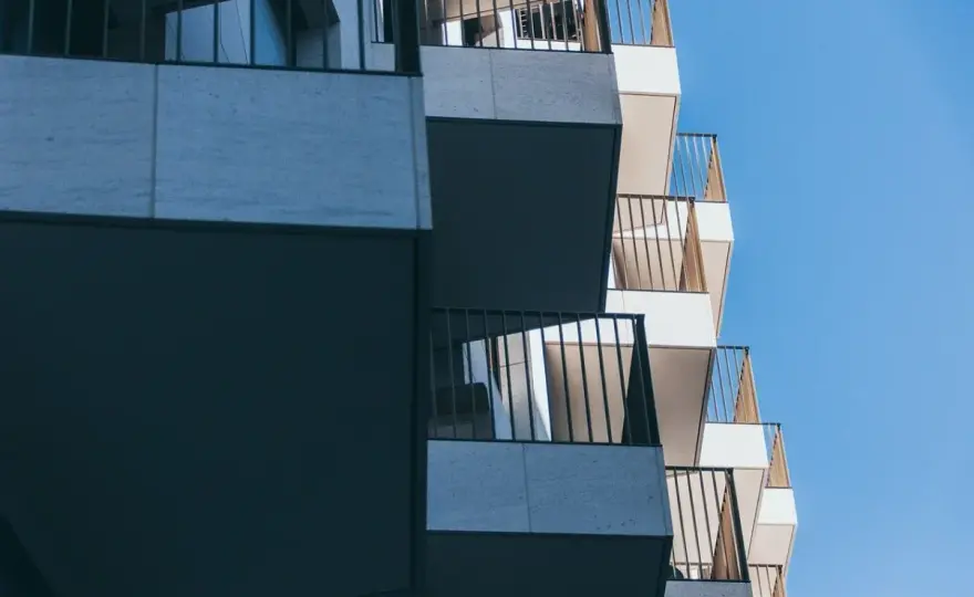 Farba na balkon: Jaka najlepsza na posadzkę i balustradę?