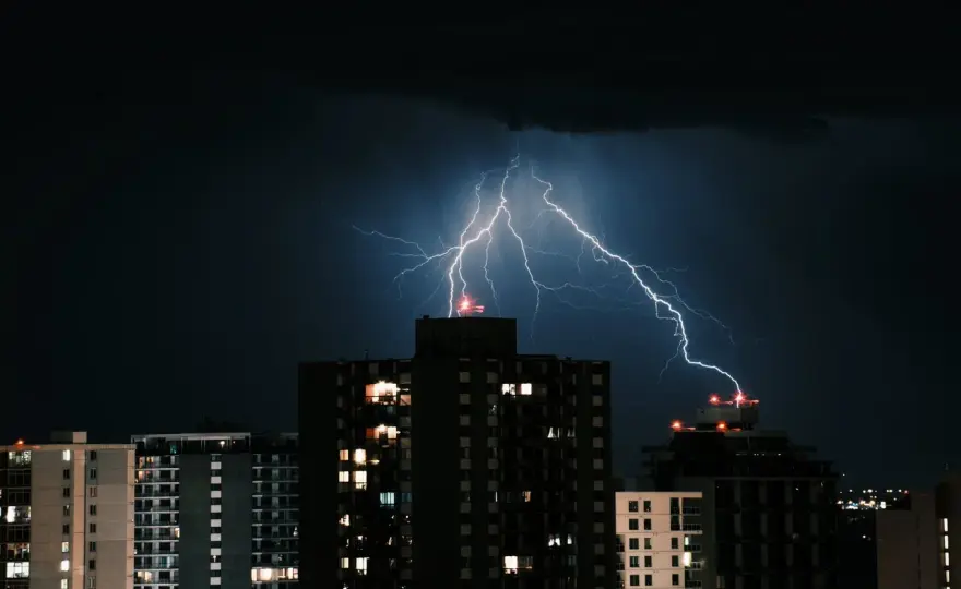 Czy piorun uderzy w blok? Jak chronić mieszkanie i elektronikę