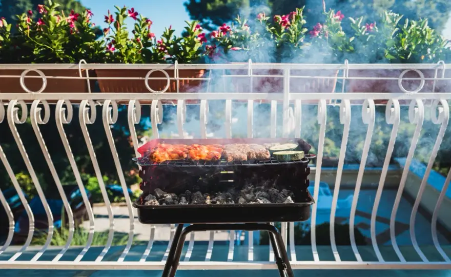 Grill w ogródku bloku? Poznaj przepisy i uniknij mandatu do 500 zł