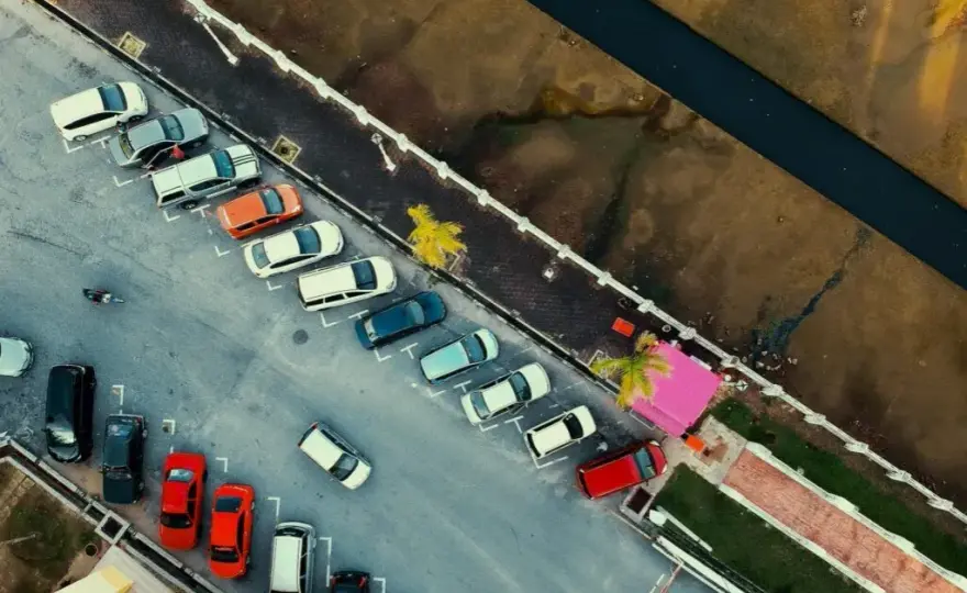 Wynajem parkingu w Warszawie: Ile zapłacisz i jak znaleźć okazję?