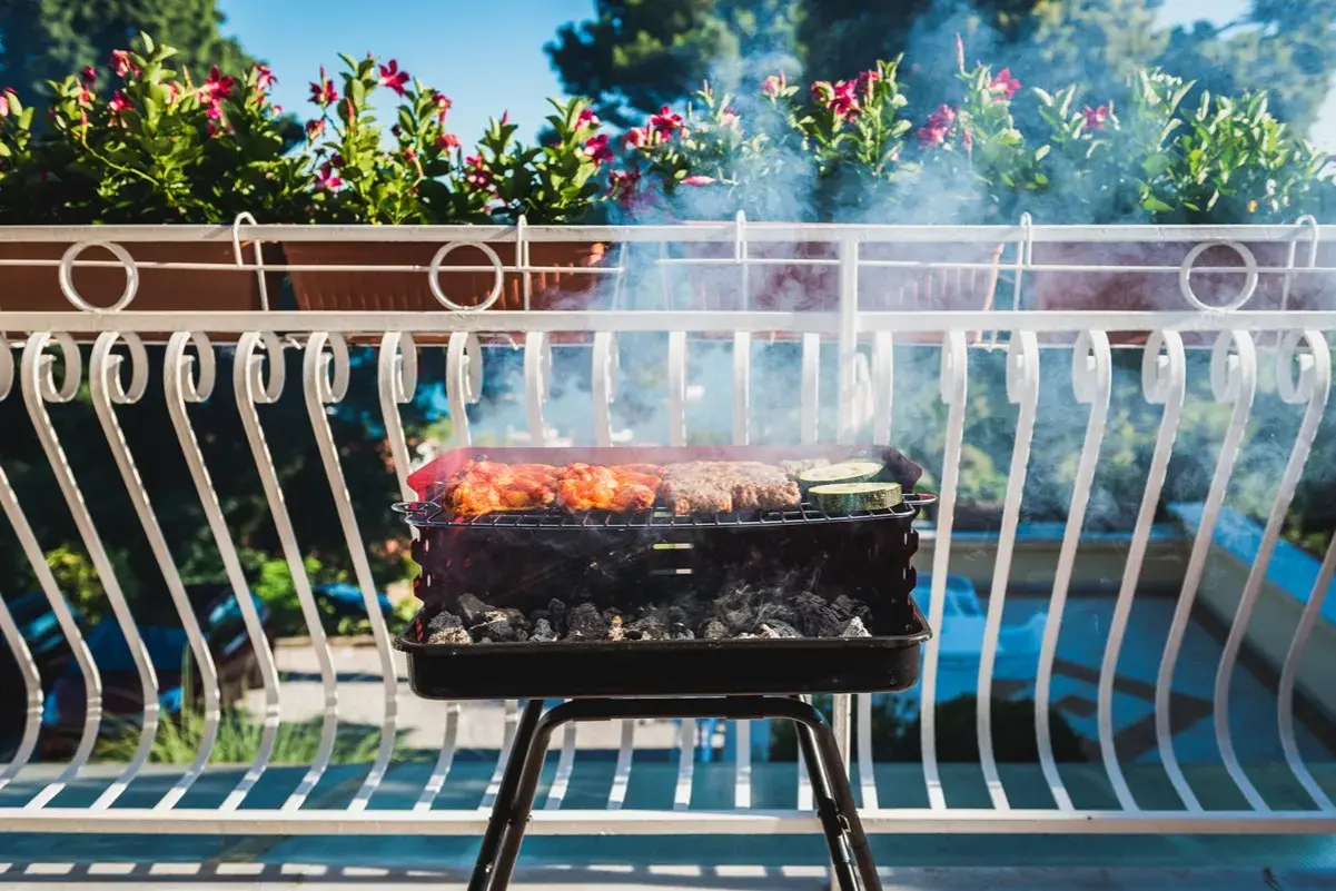 Grill w ogródku bloku? Poznaj przepisy i uniknij mandatu do 500 zł