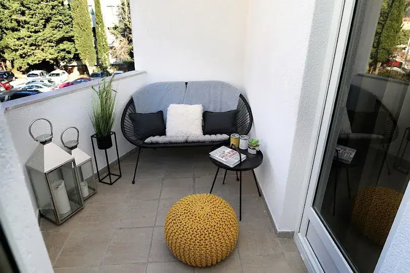 różne podłogi na balkon w bloku aranżacje