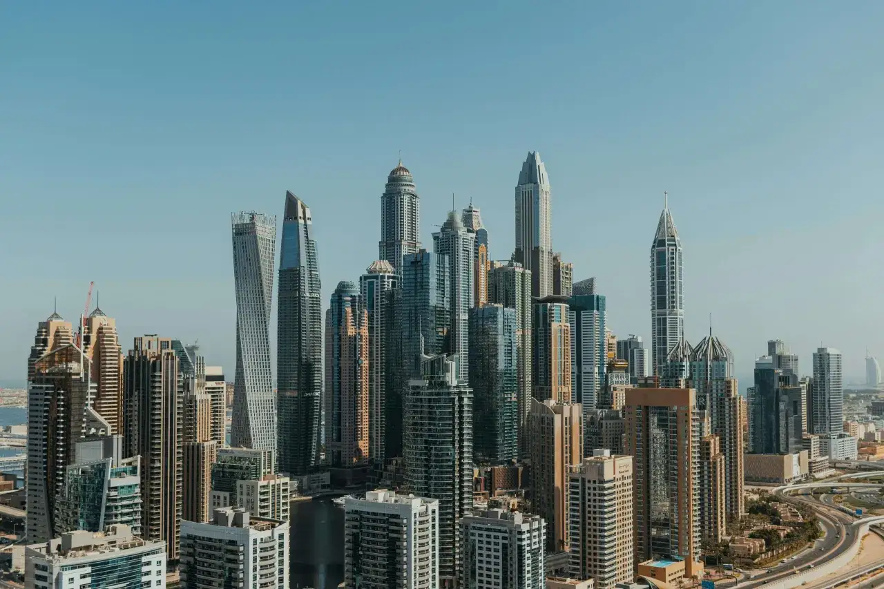 panoramiczny widok na Dubaj, nowoczesne drapacze chmur, luksusowe nieruchomości